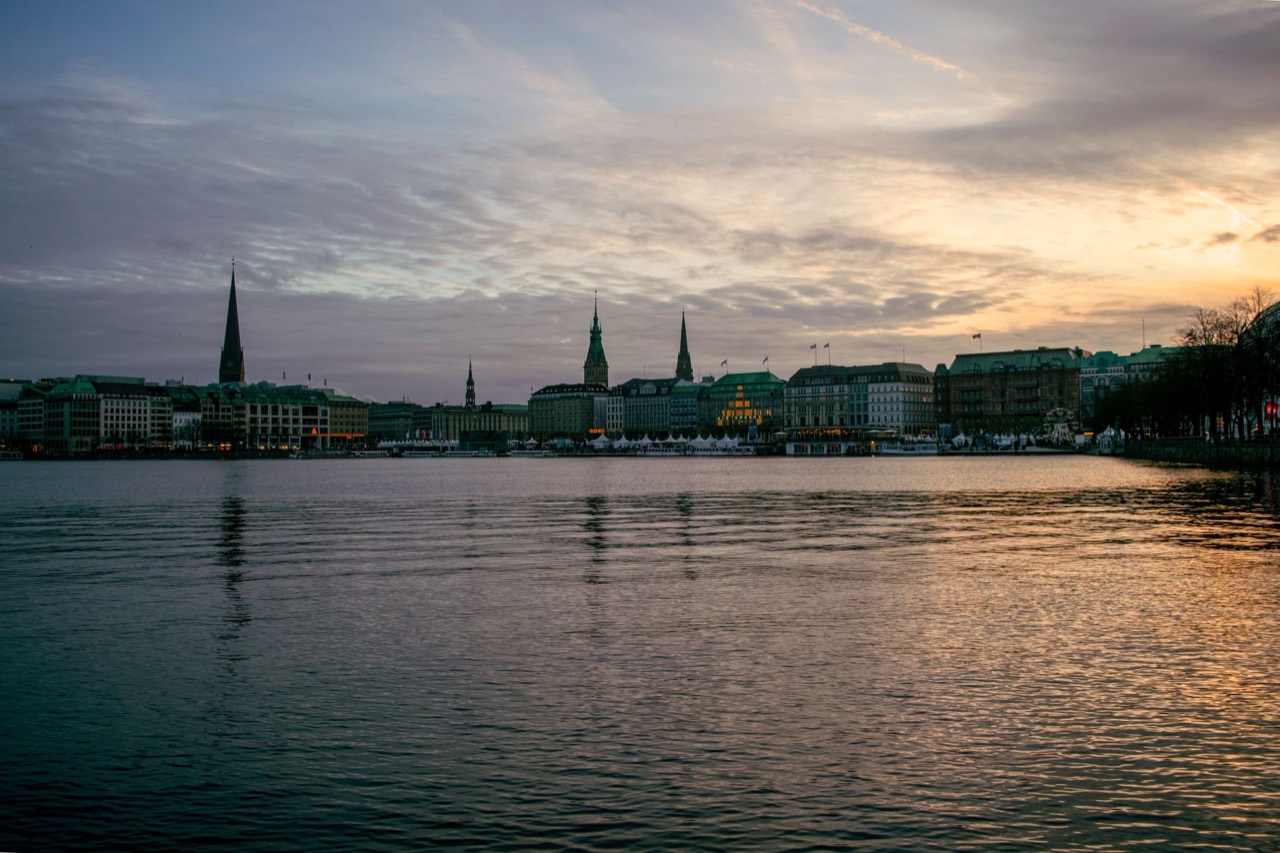 Abenddämmerung an der Alster in Hamburg